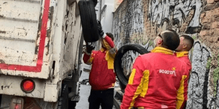 Foto de funcionarios del Distrito en operativo de limpieza