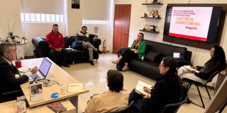 Foto de funcionarios del Distrito en una charla