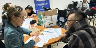Foto de un funcionario ayudando a un ciudadano.