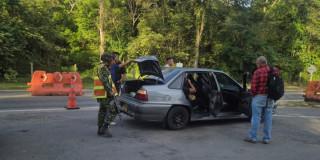 Patrulla del Ejército haciéndole un registro a un vehículo en carretera.