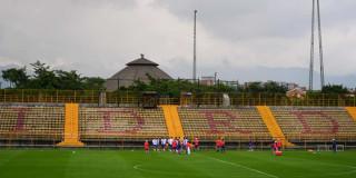 Foto que muestra el estadio de Techo y deportistas