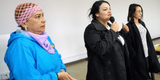 Imagen de tres mujeres hablando en el seminario