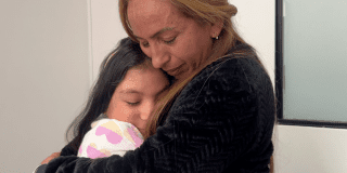 Foto de una madre abrazando a su hija