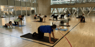 Imagen de varias personas participando en los espacios de yoga del CEFE Chapinero