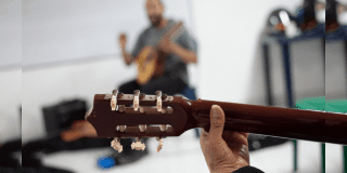 Imagen de una persona tocando guitarra.