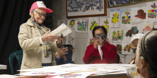Imagen de varios adultos mayores en un taller de escritura