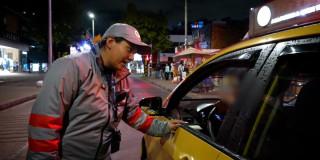 Gestor verificando taxi.