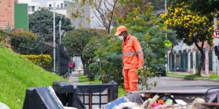 Foto que muestra un trabajador de Aguas de Bogotá limpiando las calles