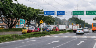 Foto de una vía de Bogotá donde se ven varios vehículos 