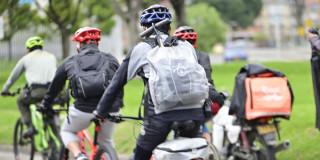Foto de personas montando en bicicleta