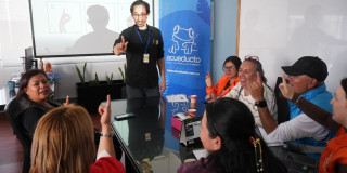 Foto de un espacio de capacitación con lenguaje de señas colombianas en el Acueducto de Bogotá.