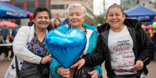 Foto de vendedores y vendedoras informales en una feria del IPES.