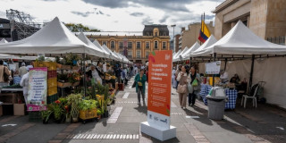 Foto del Gran Mercado Campesino de Bogotá en la Plaza de Bolívar, en el centro de la capital.