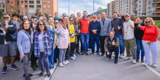Foto del alcalde Carlos Fernando Galán con habitantes de Usaquén, durante la habilitación total de la avenida Laureano Gómez o carrera Novena.