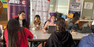 Foto de una jornada de becas de educación en Bogotá.