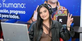Foto de una mujer frente a un computador durante un proceso de formación en Bogotá.