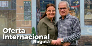 Foto de dos bogotanos frente a una vivienda.