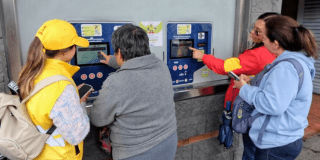 Imagen de gente recargando la tarjeta TuLlave en TransMilenio