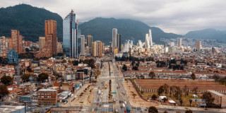 Foto panomárica de Bogotá desde al aire y de fondo los Cerros Orientales.