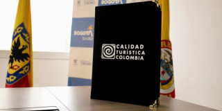 Foto del reconocimiento nacional a Bogotá por liderazgo en calidad turística.