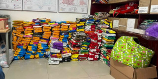 Foto de donaciones recolectadas para animales afectados en Venezuela.