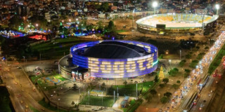 Foto aérea que muestra el Movistar Arena y al estadio El Campín en Bogotá.