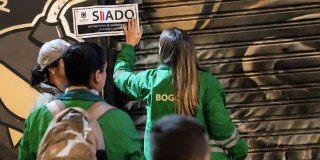 Foto del operativo de cierre de establecimientos y bares en Chapinero, al norte de Bogotá.