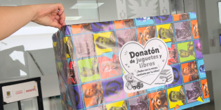 Foto de una caja de regalo que innvita a las personas a donar juguetes y libros