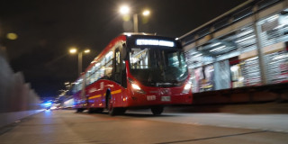 Foto de un bus de TransMilenio circulando por la avenida Caracas en Bogotá.