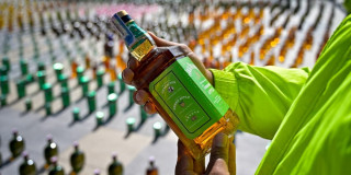 Foto de una botella de licor adulterado.