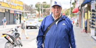 Foto de Tobías ‘Toby’ Prieto en una de las calles del barrio Restrepo en Bogotá.