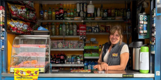 Foto de Yadira, una de las beneficiarias del programa de quioscos y módulos comerciales del IPES en Bogotá.