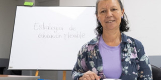 Foto de Carmen Jiménez, mujer vendedora informal en Bogotá, que termina su bachillerato.