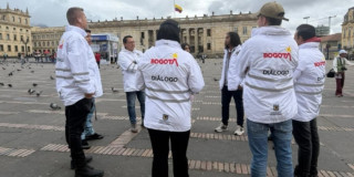 Foto de gestores de diálogo realizando acompañamiento de marchas por las calles de Bogotá.