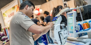 Foto de un empresario de Bogotá utilizando una herramienta tecnológica-