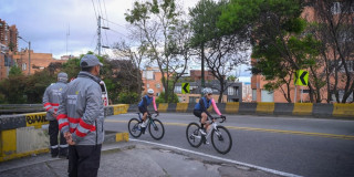 Foto de corredores y rutas seguras para ciclistas en vías de Bogotá.