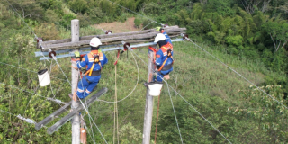 Foto que muestra un hombre con un uniforme de Enel Colombia 