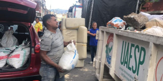Foto de una jornada de recolección de escombros en un 'Ecopunto' en Bogotá.