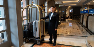 Foto de un hombre en hotel en Bogotá.