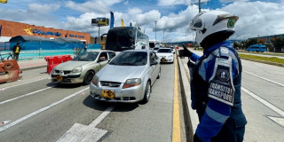 Foto de un Agente Civil de Tránsito en la autopista Sur en Soacha.