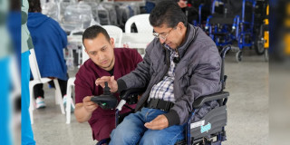Foto de la jornada de entrega de ayudas técnicas a personas con discapacidad en Puente Aranda.