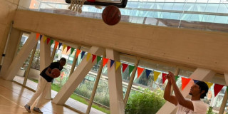 Foto de jóvenes jugando baloncesto en el Centro Felicidad (CEFE) de Chapinero en Bogotá.