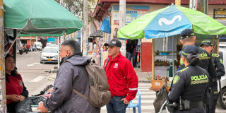 Imagen de funcionarios en la calle hablando con gente