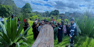 Foto de estudiantes de Bogotá durante la jornada de recuperación de jardines del Humedal El Tunjo