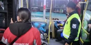 Foto de controles a transporte de cargas sobredimensionadas en TransMilenio.