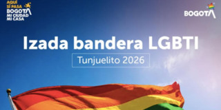 Foto de la izada de bandera LGBTI en Tunjuelito, sur de Bogotá.