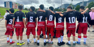 Foto de jóvenes en una cancha de fútbol en Bogotá.