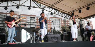Foto de un grupo de músicos en una tarima