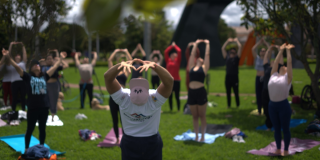 Foto de un grupo de personas practicando yoga