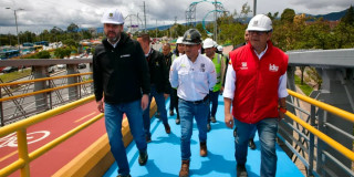 Foto del alcalde Carlos Fernando Galán liderando recorrido por obras de la avenida carrera 68.